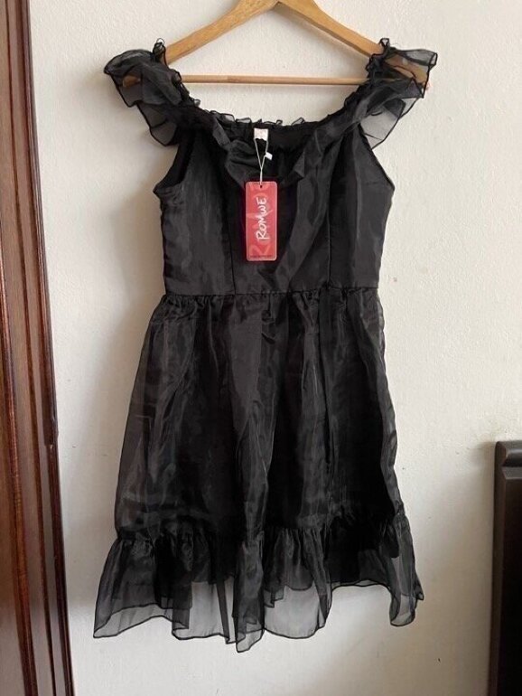 Vestido gótico negro estilo Merlina de Romwe de segunda mano