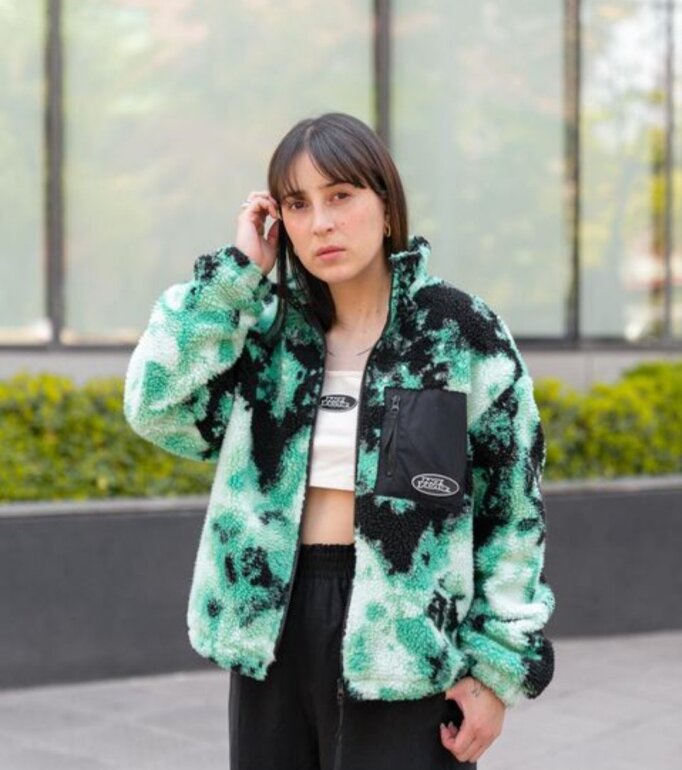 Chamarra borreguito tie dye verde negra de H&M de segunda mano
