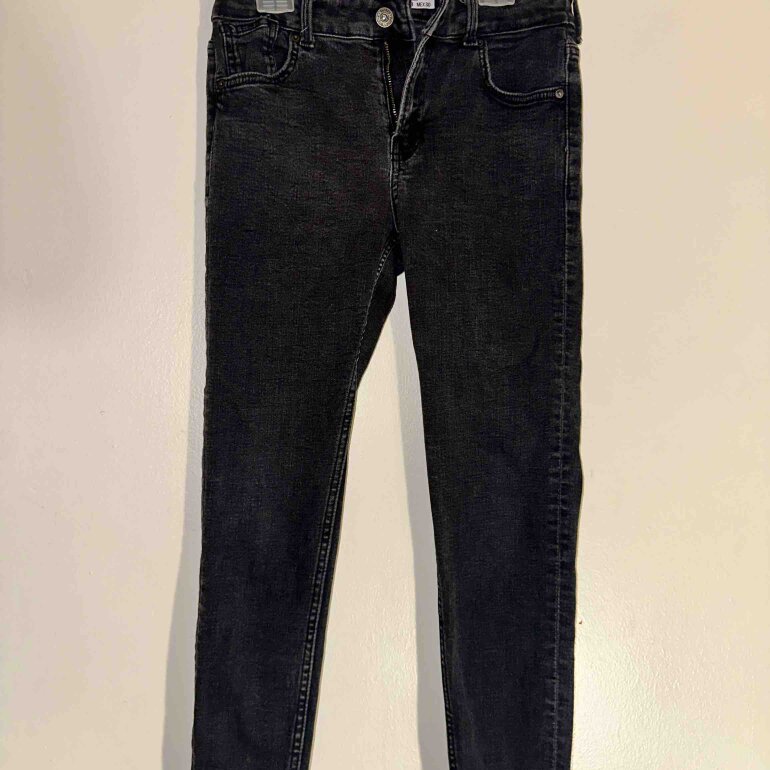 Pantalón Bershka negro entubado de segunda mano GoTrendier