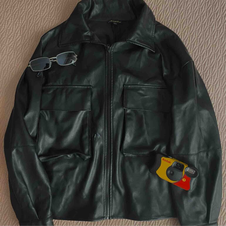 Chamarra negra de piel sintética de Shinestar de segunda mano