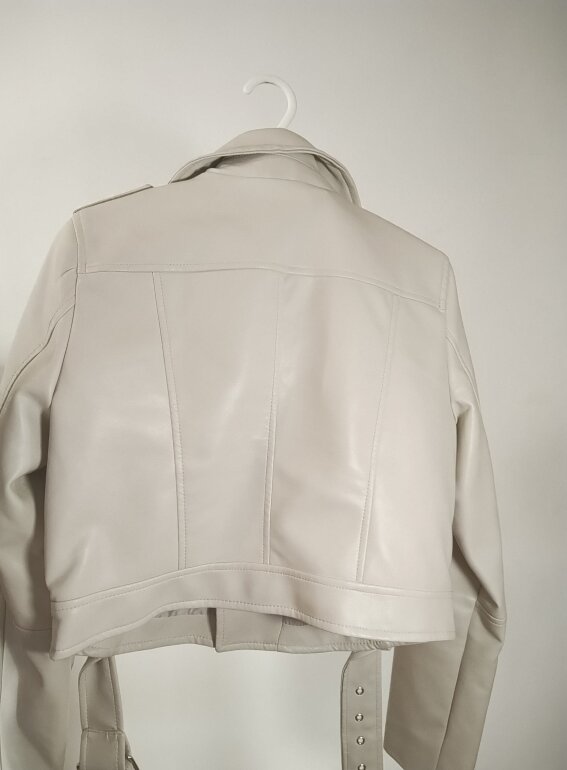 Biker blanca efecto piel de Stradivarius de segunda mano GoTrendier