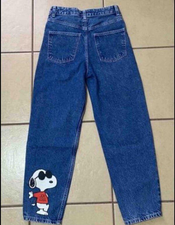 Mom Jeans de Snoopy de Bershka de segunda mano GoTrendier