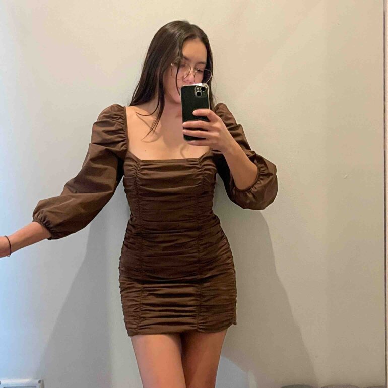 Vestido corto café Bershka de segunda mano GoTrendier