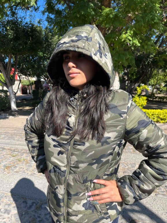 CHAMARRA CAMUFLAJEADA BERSHKA de segunda mano GoTrendier