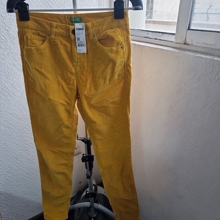 Pantalon de pana amarillo Bennetton de United Colors of Benetton