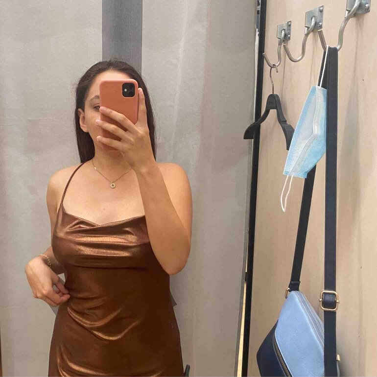 Vestido mini café con escote de tiras de Bershka de segunda mano