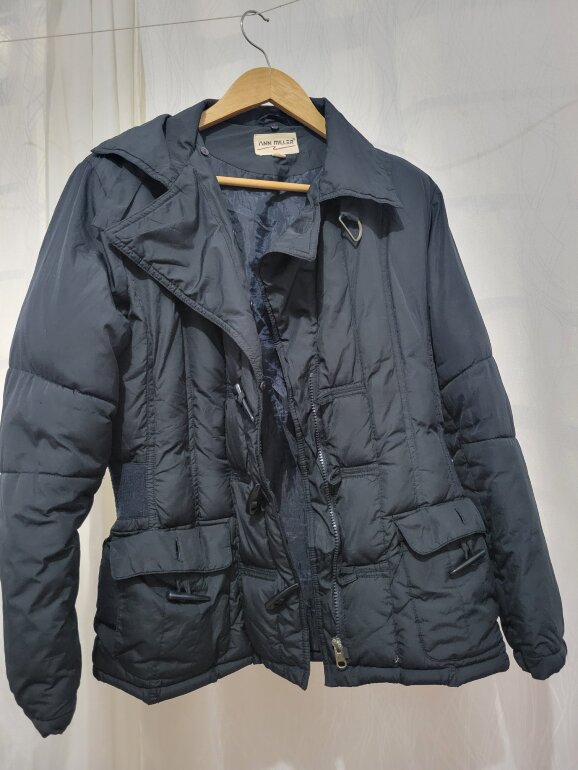 Chamarra negra impermeable de Ann Miller de segunda mano GoTrendier