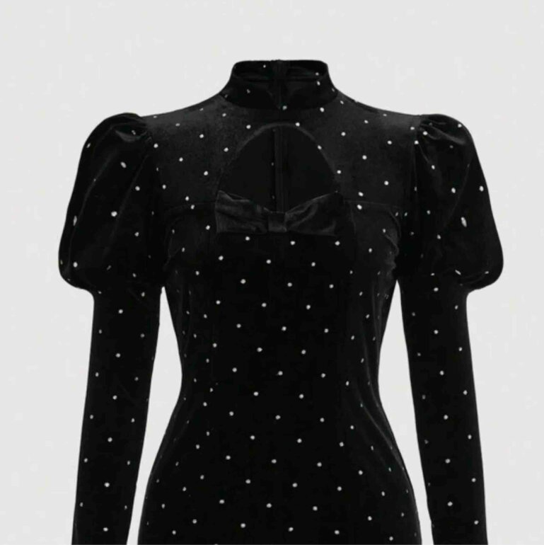 Vestido terciopelo negro con brillos de Shein de segunda mano