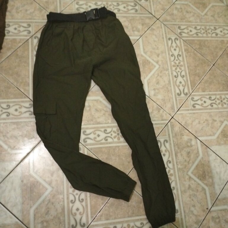 Pantalón Jogger Verde militar de Cuidado Con El Perro de segunda