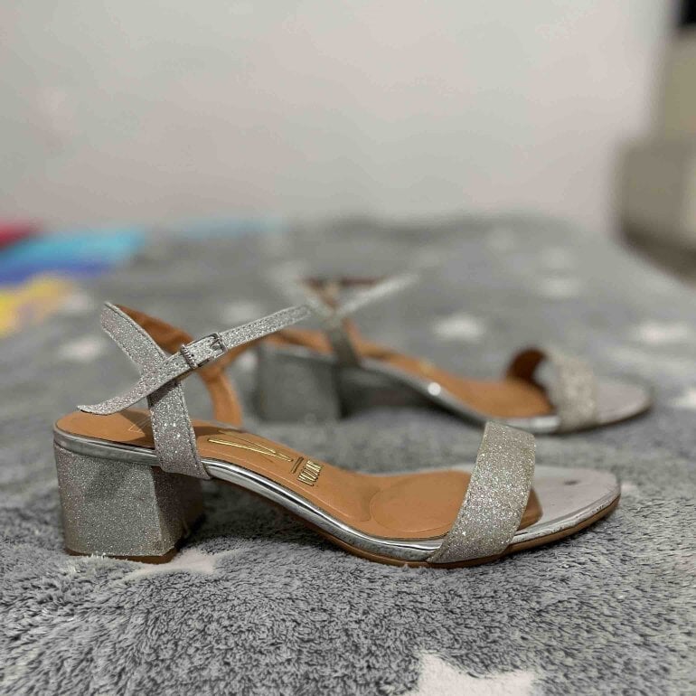 Zapatillas plateadas con brillos de Vizzano de segunda mano