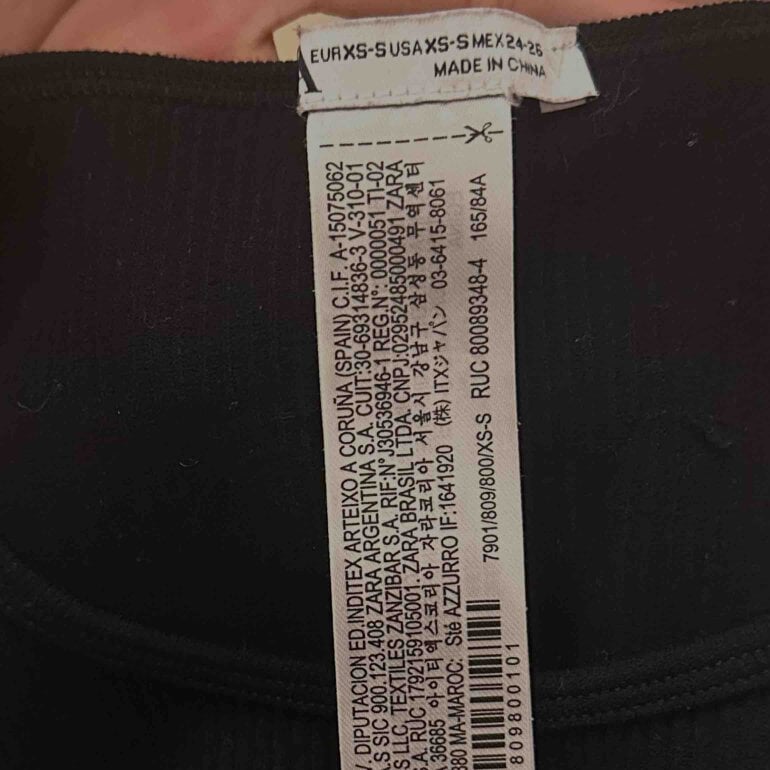 Top corto con brillos colgantes de Zara de segunda mano GoTrendier