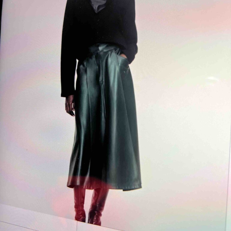 Falda verde efecto piel Zara de segunda mano GoTrendier