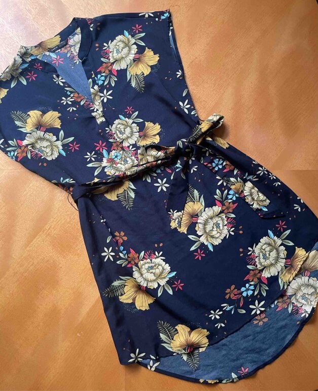 Vestido corto azul marino floreado de Shasa de segunda mano