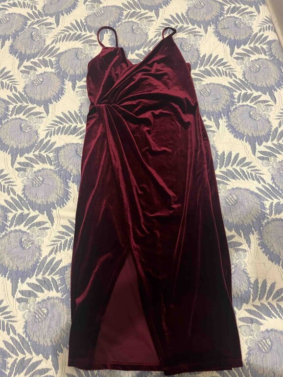 Vestido de terciopelo color vino de Amazon de segunda mano