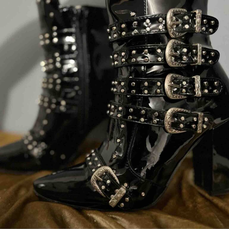 botas negras con estoperoles