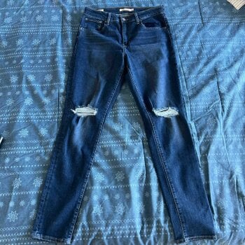 Pantalón rodillas rotas de Levi's de segunda mano GoTrendier