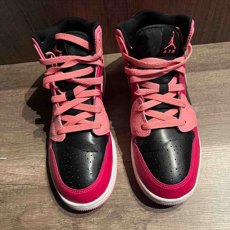 Air Jordan mid color rosa negro y coral de segunda mano - GoTrendier