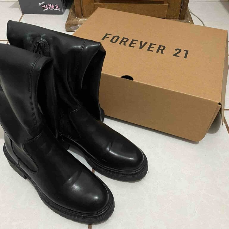 Botas largas negras de Forever 21 de segunda mano GoTrendier