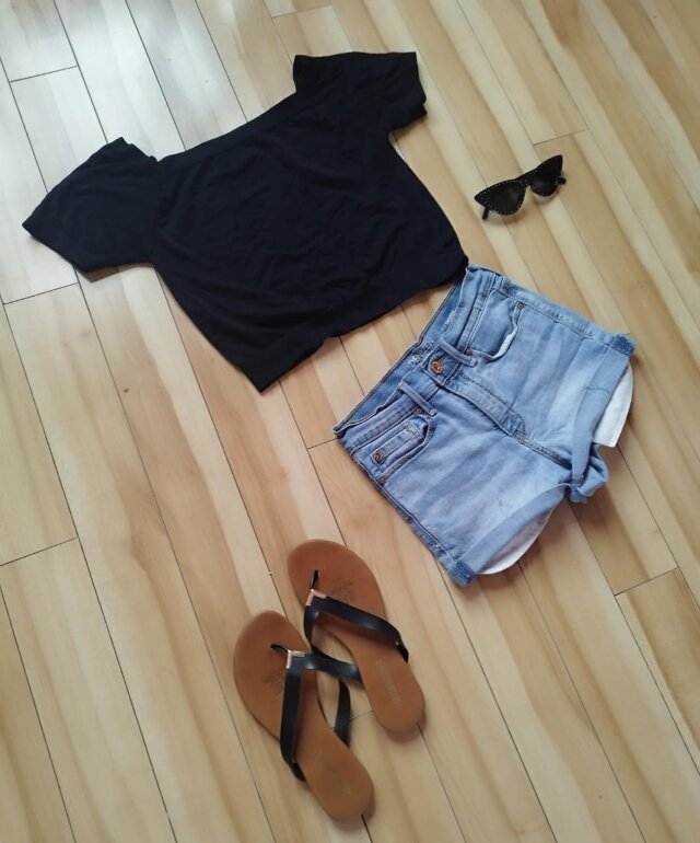 Blusa negra de licra y short de strech de Denizen By Levis de