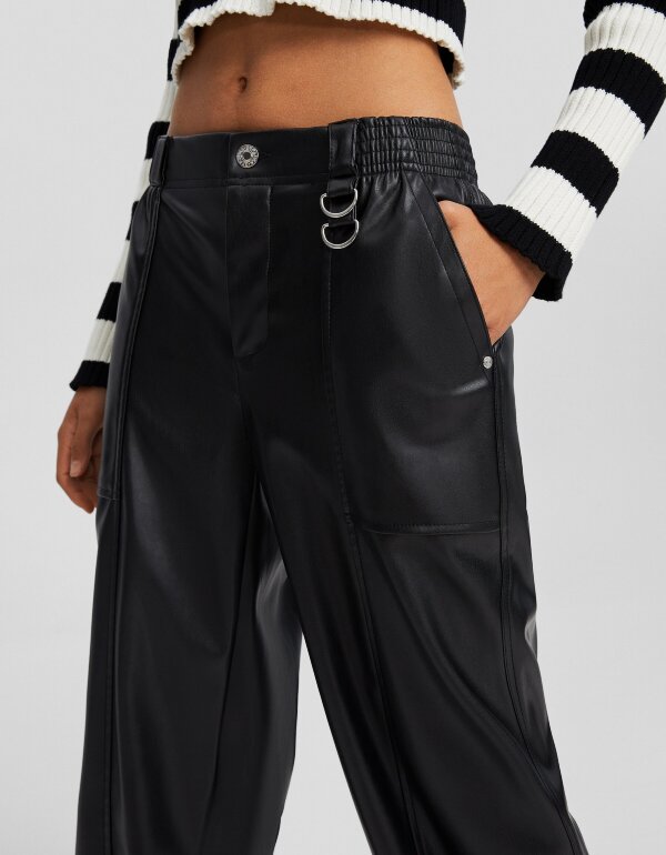 PANTALON JOGGER EFECTO PIEL NUEVO de Bershka de segunda mano