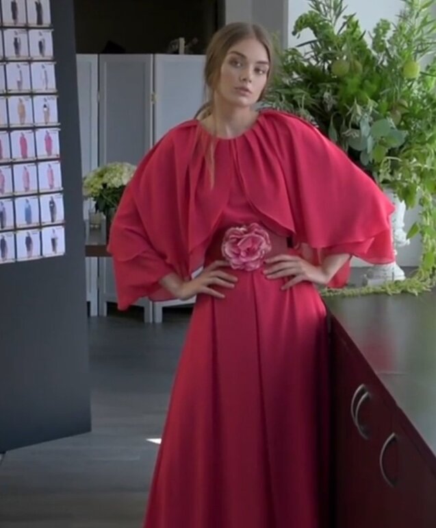 Vestido con capas de Raquel Orozco de segunda mano GoTrendier
