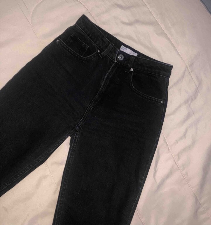 Mom jeans denim negros de Bershka de segunda mano GoTrendier