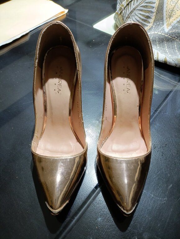 Zapatillas doradas Andrea de segunda mano GoTrendier