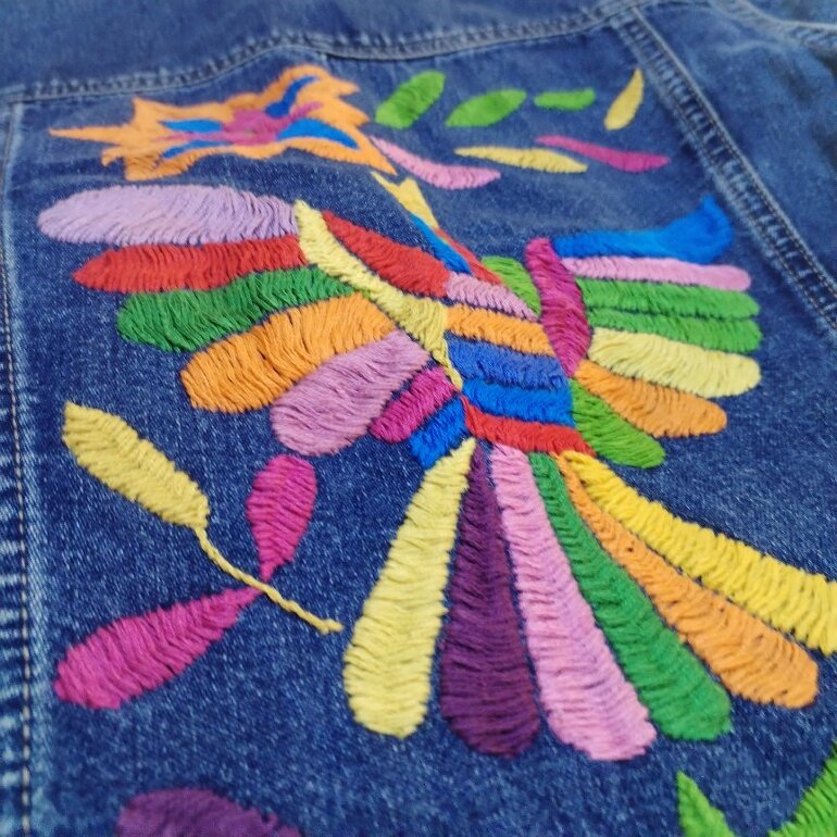 Chamarra mezclilla bordada tenango de Otras marcas de segunda mano