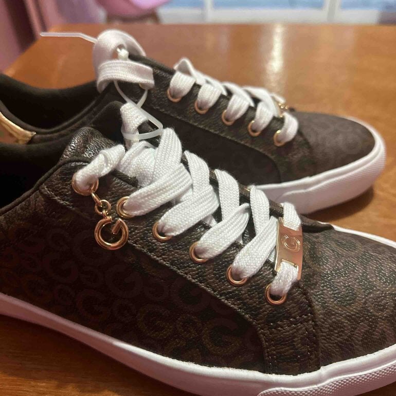 Tenis Guess cafés de segunda mano GoTrendier