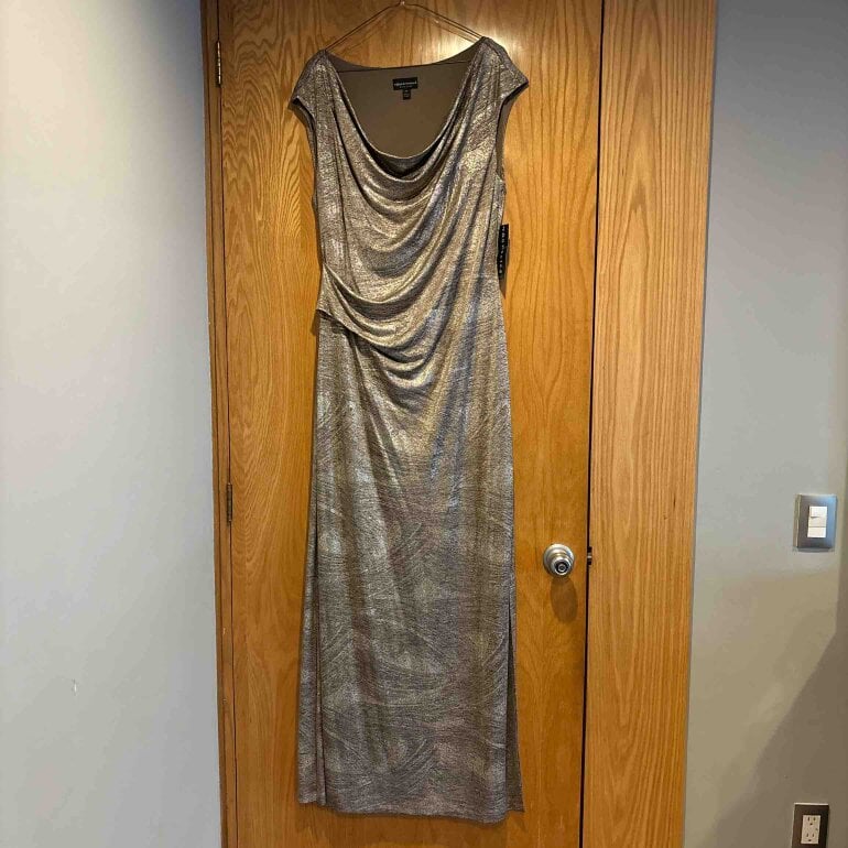 Vestido dorado elegante de Connected Apparel de segunda mano - GoTrendier
