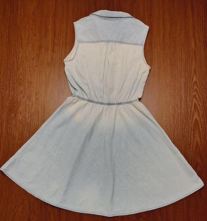 Vestido mezclilla 🩵🤍 de Bershka de segunda mano GoTrendier