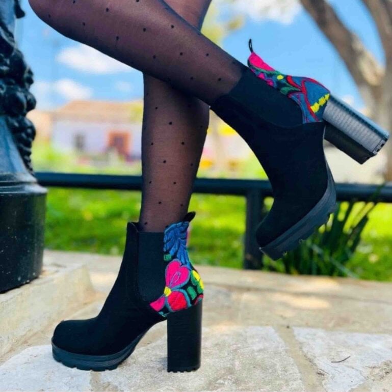 Botines con bordado de flores de Otras marcas de segunda mano