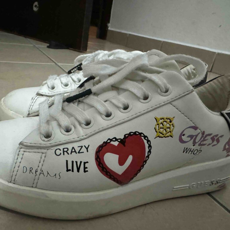 Tenis Guess estampados de segunda mano GoTrendier