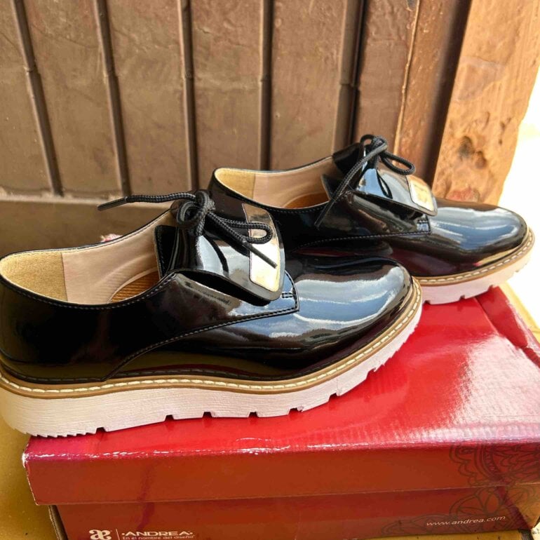 Zapatos de charol de Andrea de segunda mano GoTrendier