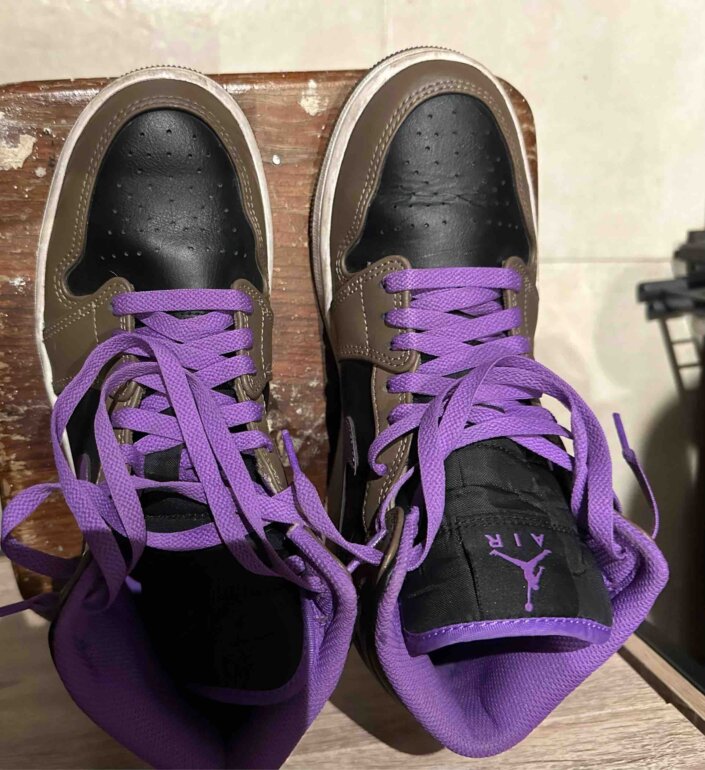 Tenis Jordan morado y café de segunda mano - GoTrendier