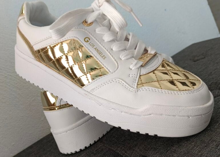 Hermosos Tenis Guess de segunda mano GoTrendier