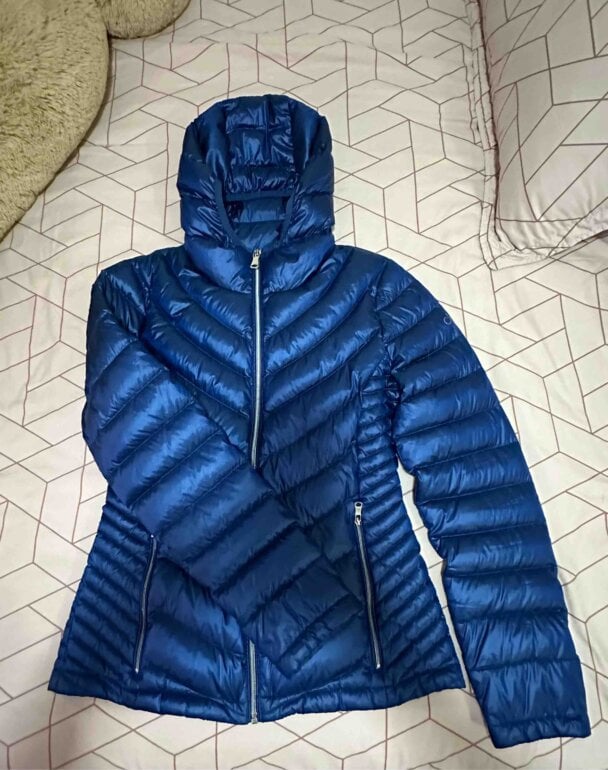 Chamarra Calvin Klein para dama talla CH de segunda mano GoTrendier