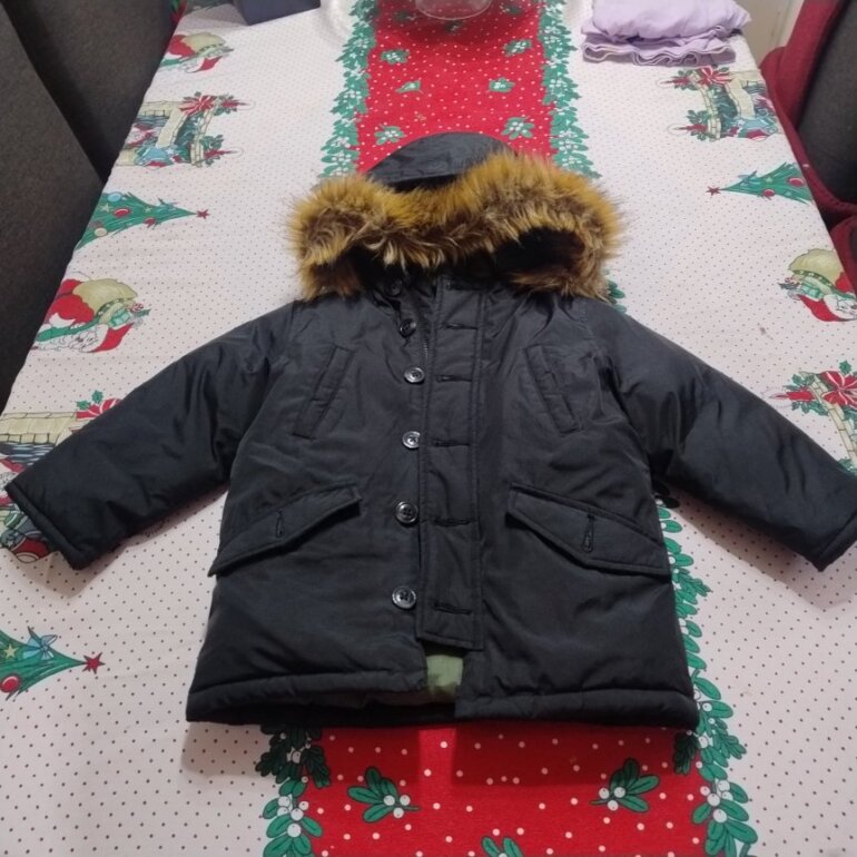 Chamarra GAP negra con peluche en gorro de Baby GAP de segunda