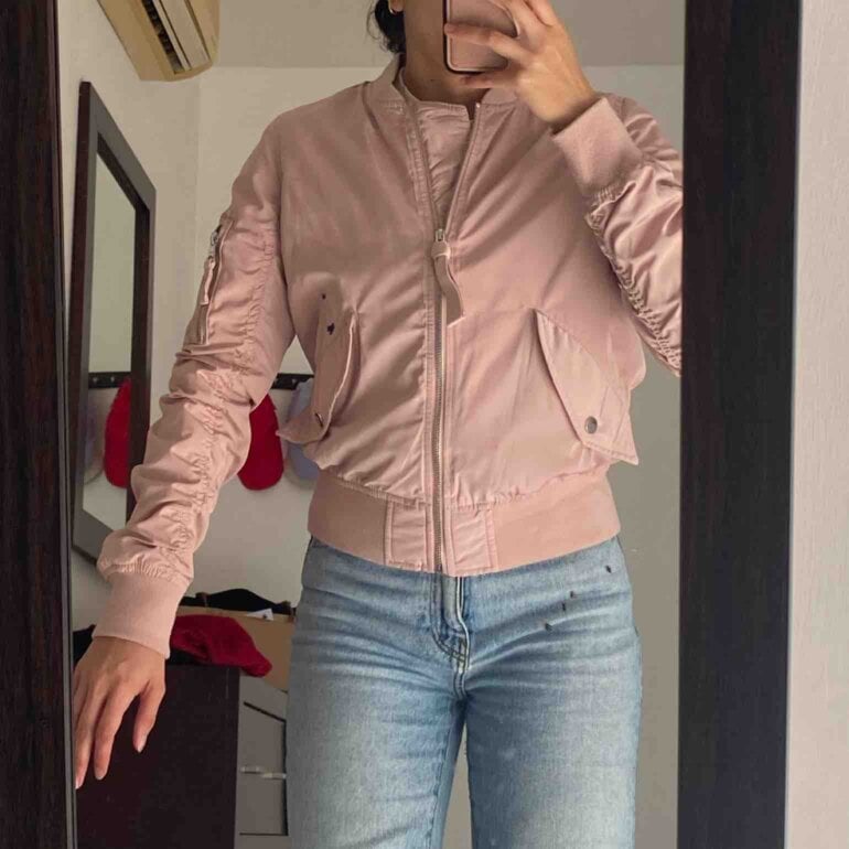 Chamarra/chaqueta bomber rosa Bershka de segunda mano GoTrendier