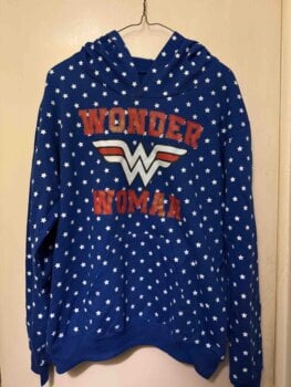 Hermosa hoddie wonder woman six Flags de segunda mano GoTrendier