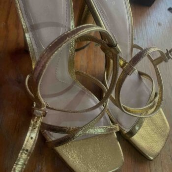 Tacones dorados Zara de segunda mano GoTrendier