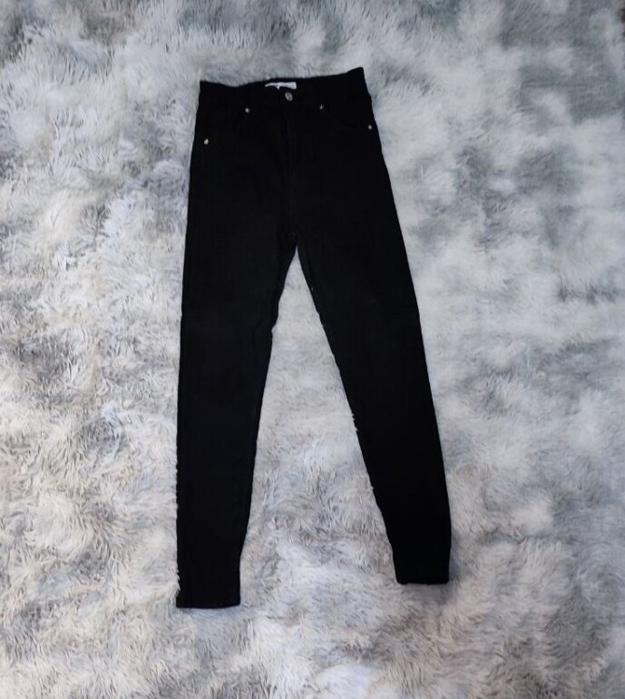 Jeans Negros Tiro Super Alto de Bershka de segunda mano GoTrendier