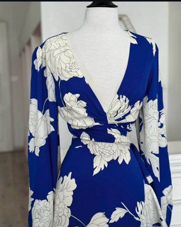 Vestido midi azul rey con flores blancas de Otras marcas de