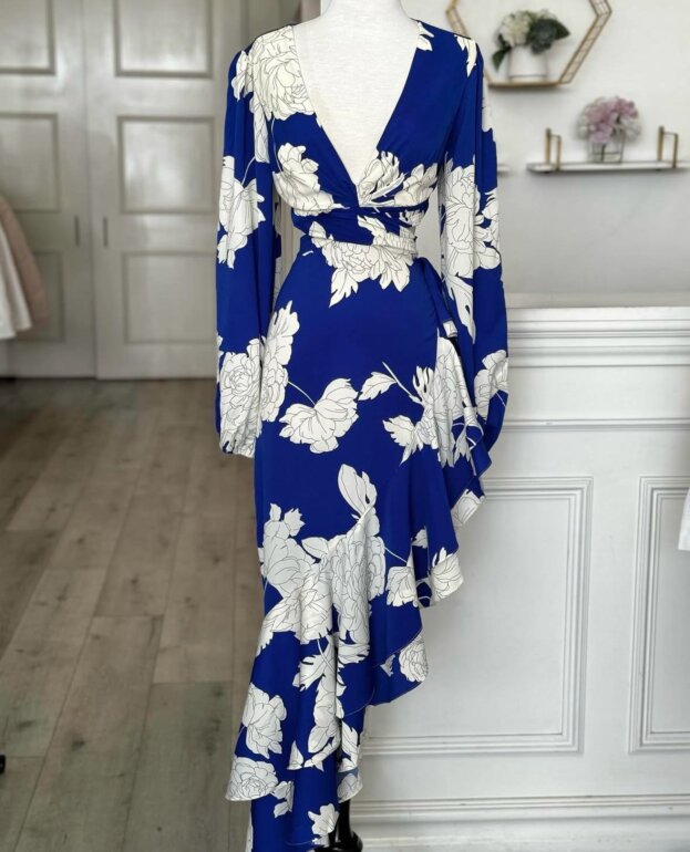 Vestido midi azul rey con flores blancas de Otras marcas de