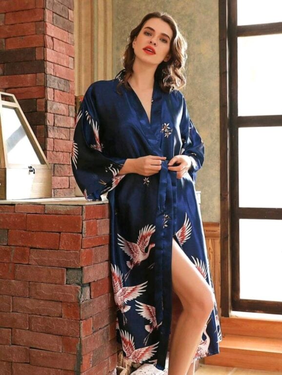 Bata de satén azul marino de Shein de segunda mano GoTrendier