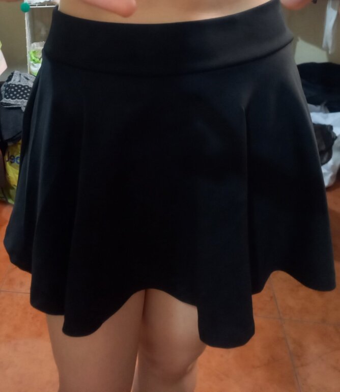 Falda negra corta con de Otras marcas de segunda mano