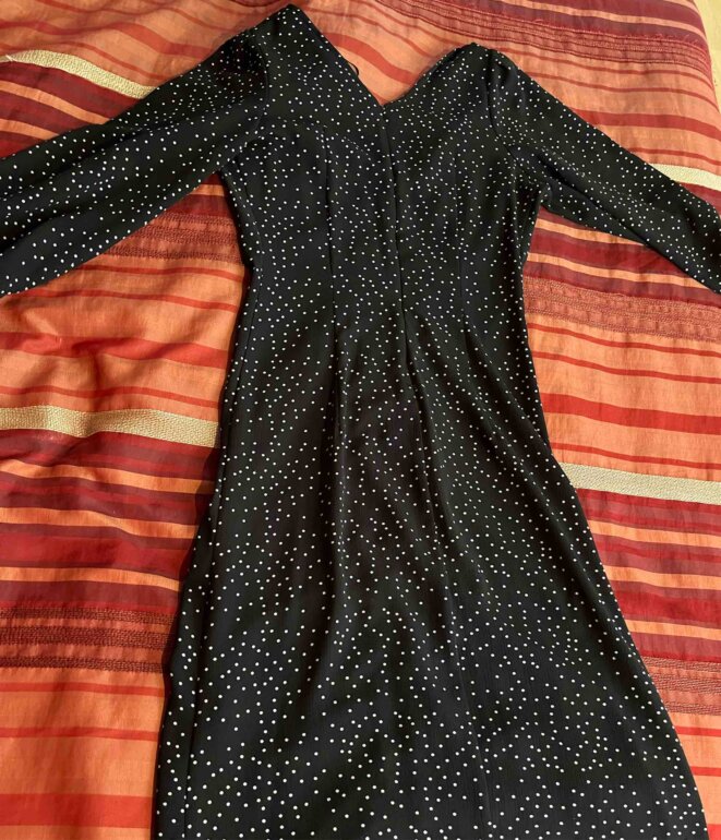 Vestido largo negro con puntos blancos de Zara de segunda mano