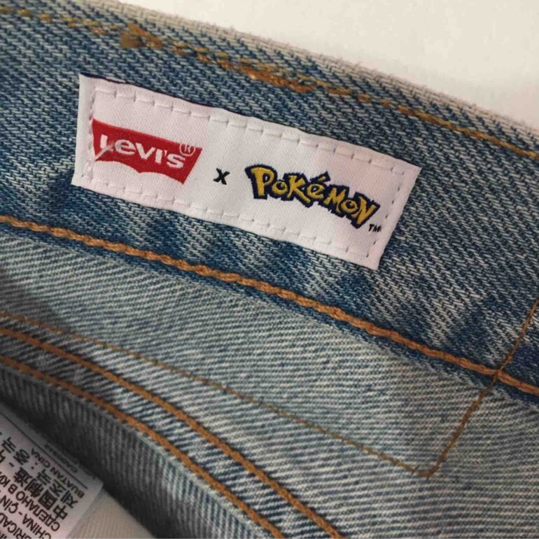 Jeans Levi's x Pokemon de Levi's de segunda mano - GoTrendier
