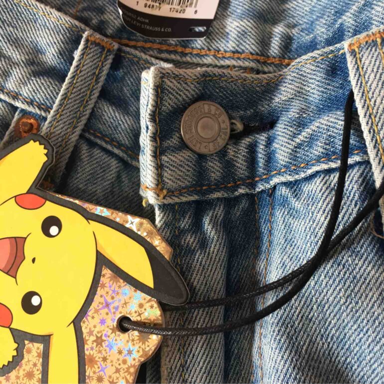 Jeans Levi's x Pokemon de Levi's de segunda mano - GoTrendier