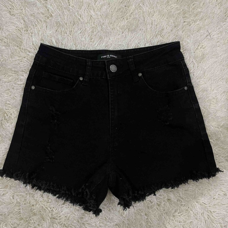 Short Negro con detalle Rasgado de Otras marcas de segunda mano
